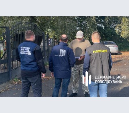 Працівника військкомату, що фіктивно взяв на службу футбольну команду з Франківська, взяли під варту