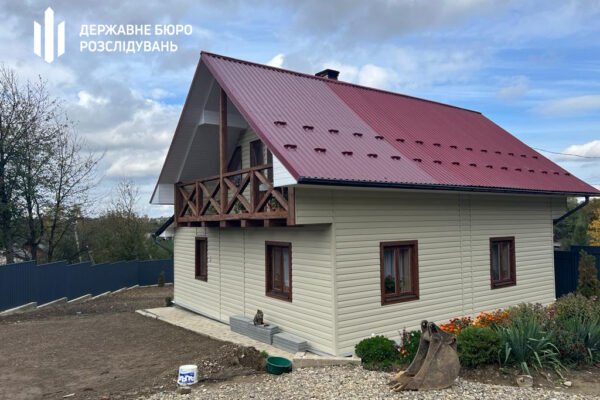 На Буковині командир військової частини нараховував підлеглим “бойові” за ремонт власного будинку