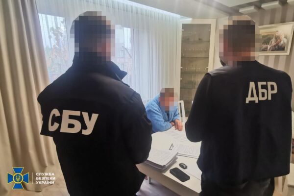 На Львівщині викрили митника, який організував безперешкодний виїзд за кордон для себе та своїх знайомих (ФОТО)