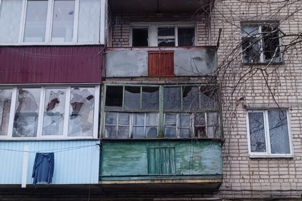 Наслідки ворожих обстрілів Сумщини: пошкоджена багатоповерхівка (ФОТО)