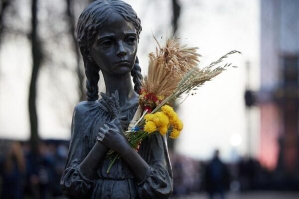 Зеленський про Голодомор: Світ має засудити злочини минулого і сьогодення