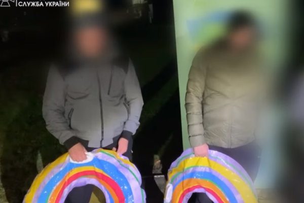 На Закарпатті затримали неповнолітніх поводирів та двох ухилянтів, що мали намір перепливти Тису на “пончиках” для купання