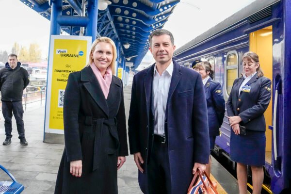 До України приїхав міністр транспорту США