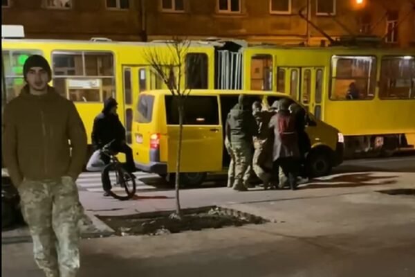 У Львові воєнкоми силою заштовхали чоловіка в мікроавтобус попри протести перехожих: Призначено перевірку (ВІДЕО)