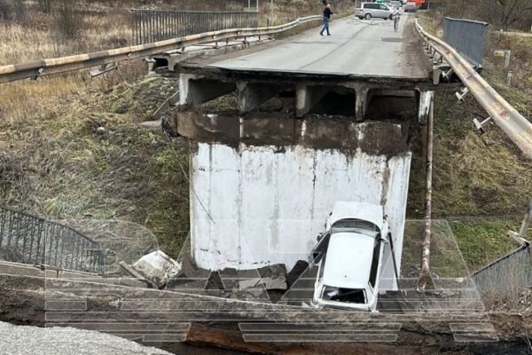 Під Москвою “втомився” і рухнув автомобільний міст разом із транспортом (ВІДЕО)