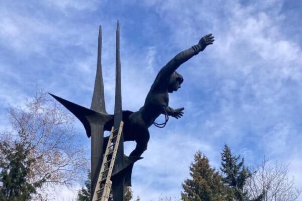 У Львові демонтували “космічний пам’ятник” з Терешковою (ФОТО)