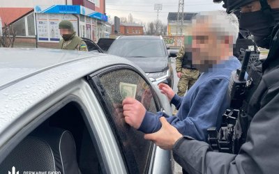 ДБР оголосила підозру правоохоронцю з Хмельниччини, який одразу після повномасштабного вторгнення налагодив канал втечі ухилянтів