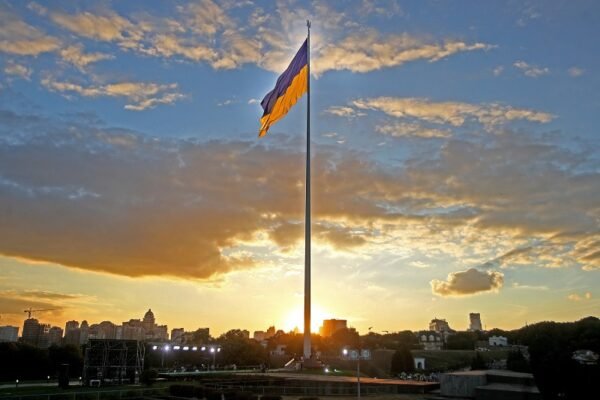 У Києві через сильний вітер пошкоджений найбільший прапор країни