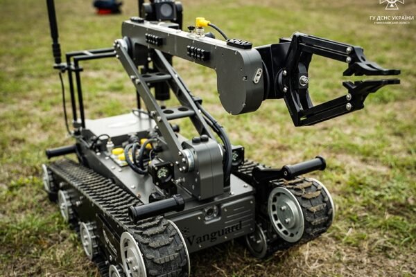 Українські рятувальники отримали від Канади 6 роботів для дистанційного розмінування територій