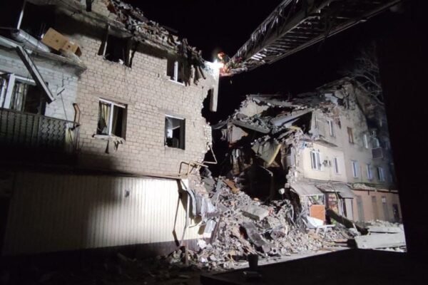 На місці ракетного удару по Селідовому триває рятувальна операція (ФОТО)