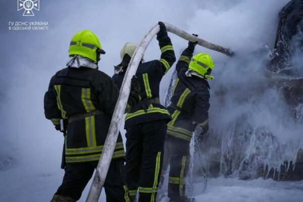 На Одещині рятувальники ліквідували пожежу, спричинену влучанням БпЛА (ФОТО)