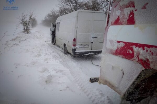 Негода на Одещині: Із замету витягли “швидку”, що везла до лікарні породіллю