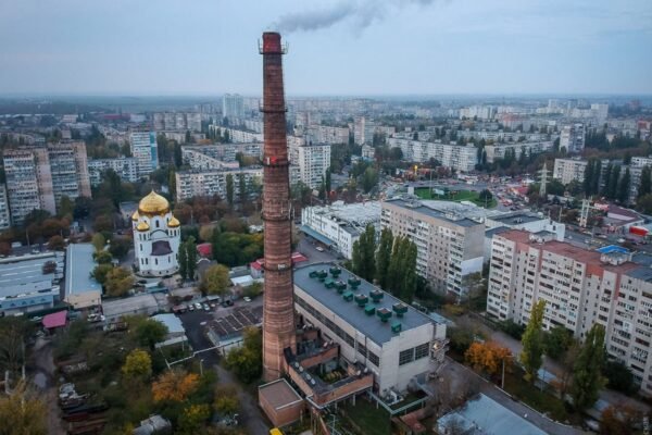 В Одесі вітер повалив 100-метрову трубу котельні