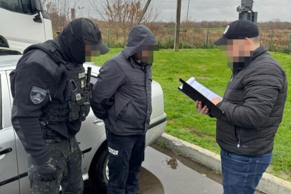 Переправляв чоловіків за кордон під виглядом інвалідів: ДБР викрило правоохоронця з Волині