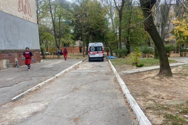 В Офісі президента показали наслідки ранкового обстрілу Херсона. Є жертви (ФОТО, ВІДЕО)