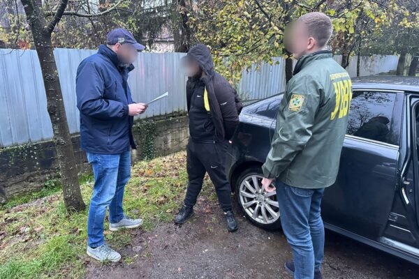 На Закарпатті чоловік намагався підкупити прикордонника для організації безпечної втечі ухилянтів
