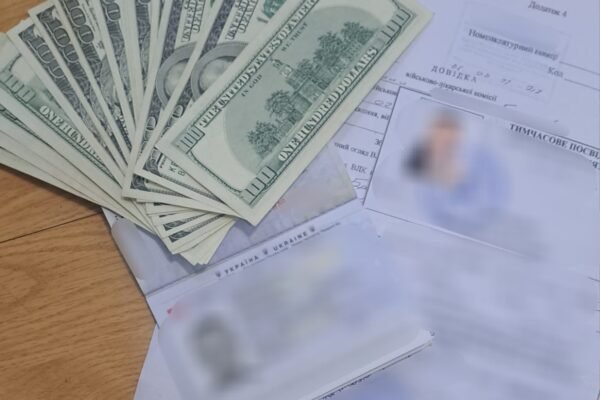 На кордоні затримали киянина, що хотів покинути країну з “липовими” документами, за які віддав 7 тис. доларів (ВІДЕО)
