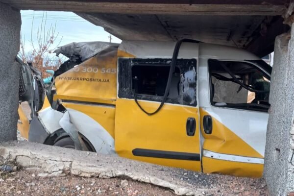 Росіяни атакували село на Херсонщині: пошкоджений “Пункт незламності” та поштова автівка (ФОТО)