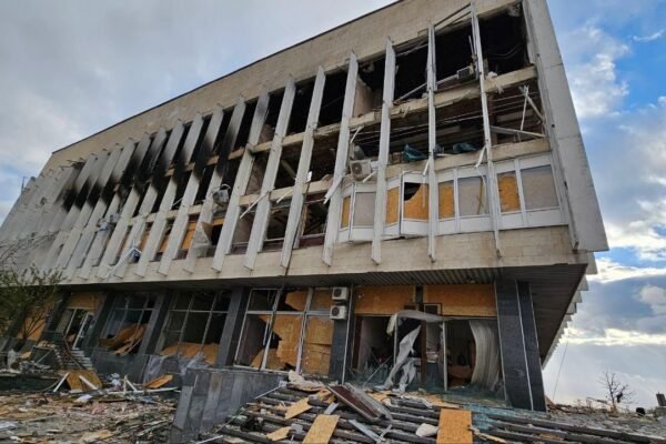 Росіяни вдарили по бібліотеці у Херсоні і Дніпровському району міста (ФОТО)