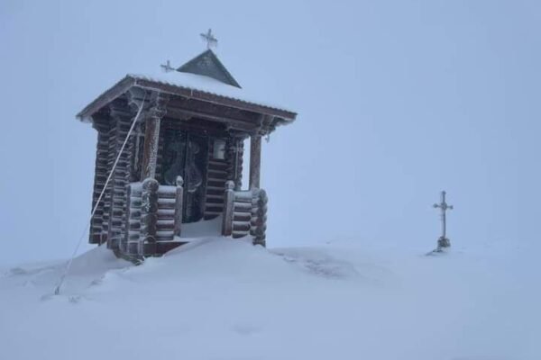 У МВС показали кадри засніженої гори Піп Іван (ВІДЕО)