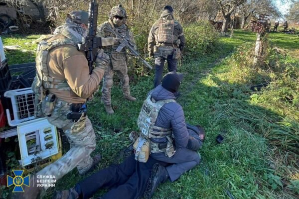 СБУ затримала ділків, які хотіли продати криміналітету російську “трофейну” зброю (ФОТО)