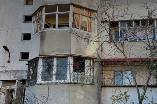 Росіяни обстріляли Корабельний район Херсона: є поранений (ФОТО)