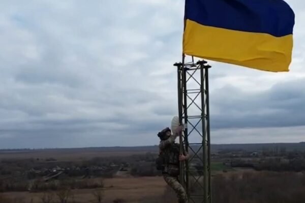 На пункті пропуску “Бударки” на кордоні з Росією підняли російський прапор (ВІДЕО)