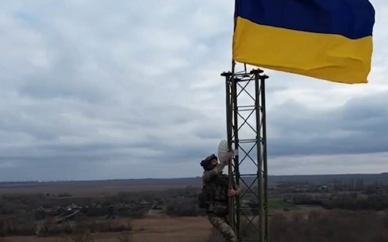 На пункті пропуску “Бударки” на кордоні з Росією підняли російський ...