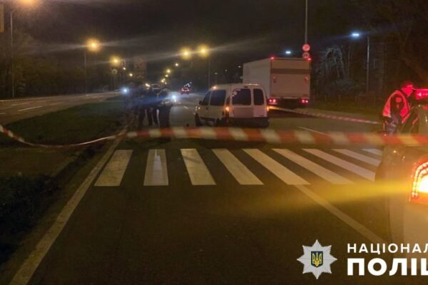 Чергова ДТП на блокпосту: на в’їзді в Київ водій Renault збив прикордонницю (ФОТО)