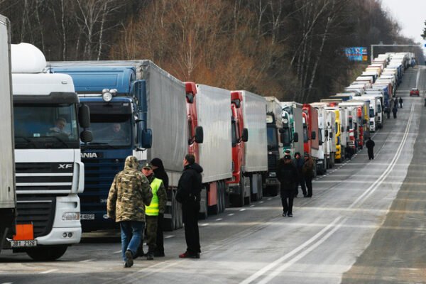 Понад 2700 вантажівок стоять в чергах на українсько-польському кордоні