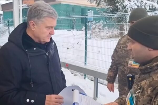 Порошенка не випустили за кордон, оскільки він планував зустрітися з Орбаном, – СБУ