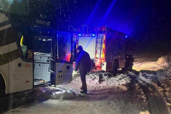 На Львівщині рятувальники витягли із замету автобус з дітьми