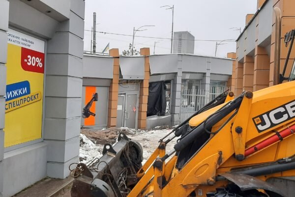 У Києві просідає грунт під павільйонами в районі Демївському ринку над лінією метро (ФОТО)
