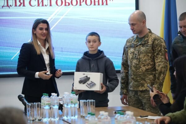 Школяр з Вінниччини за три дні зібрав 180 тисяч на Мавік для старшого брата, який боронить державу (ФОТО)