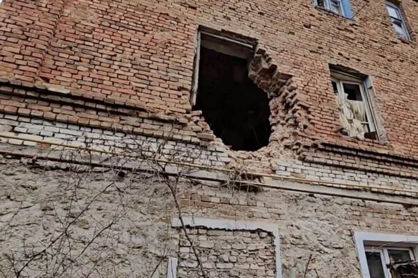 Росіяни з артилерії вдарили по житловому будинку у Херсоні: є постраждалі (ВІДЕО)