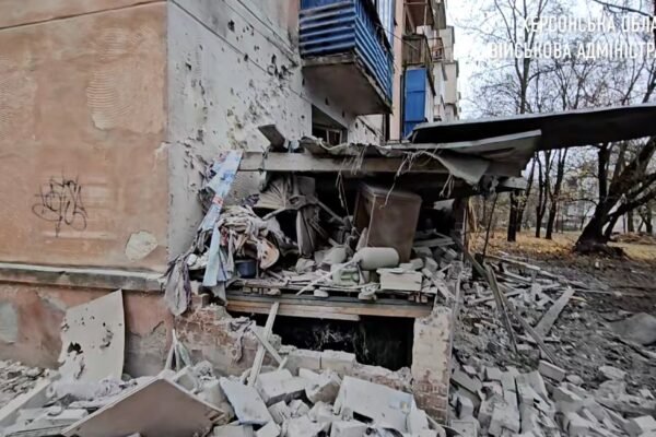 Російські снаряди двічі влучили в багатоповерхівку у Херсоні (ВІДЕО)