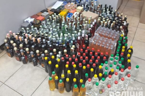 У Дніпрі правоохоронці вилучили з обігу нелегальний алкоголь та цигарки на мільйон гривень