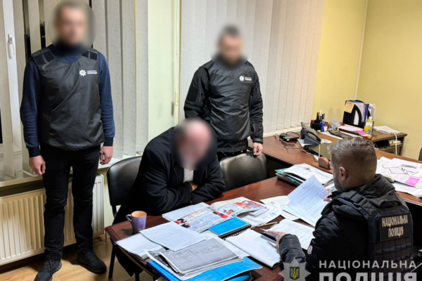 Посадовця Чернігівської міськради затримали на хабарі в понад 142 тис. гривень (ФОТО, ВІДЕО)