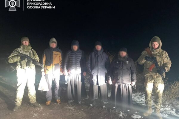 Групу нелегалів у рясах поводир за 12 тисяч доларів переправив човном до українського села, запевнивши, що привіз їх до Молдови