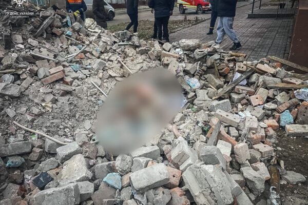 Ракетний удар по Новогродівці: З-під завалів дістали тіло 8-річної дитини, її батьків досі шукають