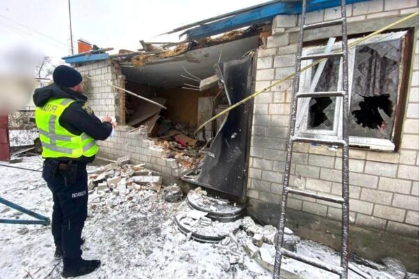 Правоохоронці показали наслідки падіння уламків ракет на Київщині (ФОТО)