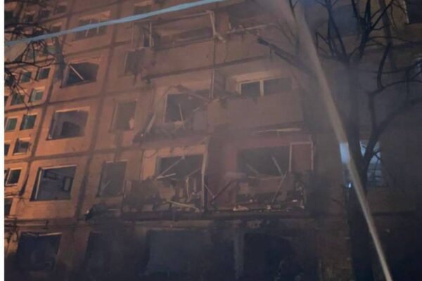 Жителів найбільш пошкодженої багатоповерхівки у Києві тимчасово розмістять у школі поруч