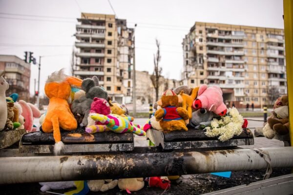 До спаленого “Народного меморіалу” в Дніпрі люди знову зносять квіти та іграшки (ФОТО)