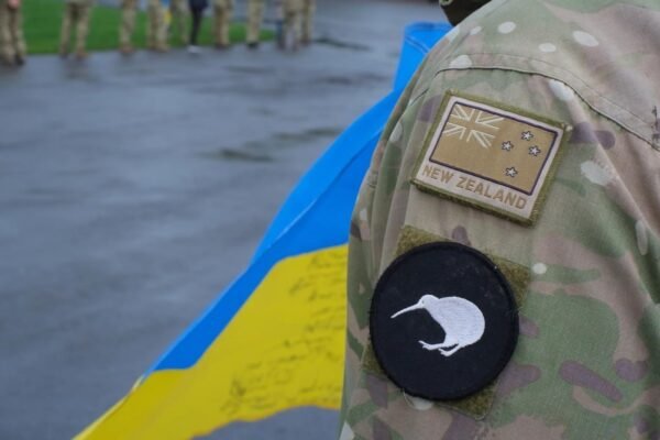 Дружні рукостискання та українські прапори: Як інструктори з Нової Зеландії проводжають українських вихованців на фронт (ФОТО)