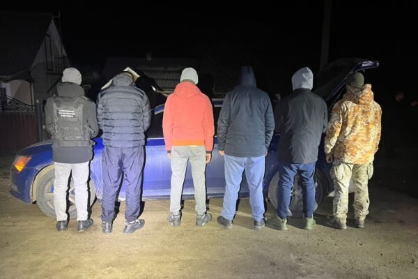 На Буковині затримали авто, в якому везли в бік кордону ухилянтів