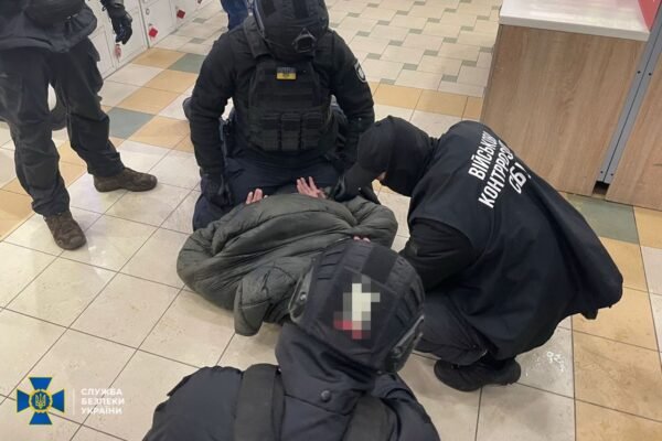 У Харкові затримали шахрая, який за гроші обіцяв дружині загиблого воїна “повернути його з полону” (ФОТО)