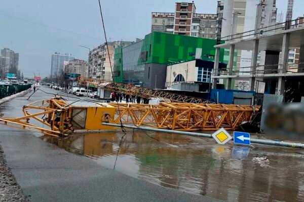 У Києві будівельний кран впав на трубу і спричинив затоплення вулиці (ФОТО)