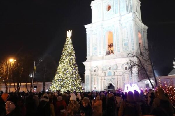 У Києві на Софійській площі відкрили головну ялинку країни (ФОТО)