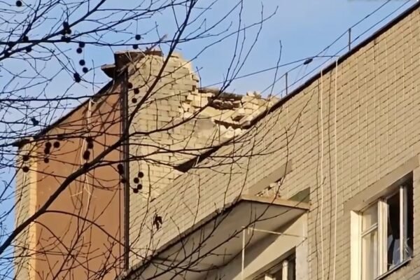 Російські війська вдарили по багатоповерхівці у Херсоні (ВІДЕО)