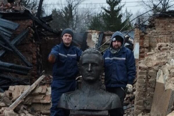 Незначні ушкодження: У Львові з під завалів музею дістали вціліле погруддя Шухевича (ВІДЕО)